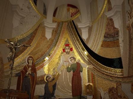 Na sliki je notranjost župnijske cerkve sv. Primoža in Felicijana v Vrhpolju